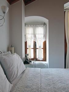 - une chambre avec un grand lit et une fenêtre dans l'établissement Hotel Des Etrangers - Special Category, à Çanakkale