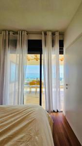 Ένα ή περισσότερα κρεβάτια σε δωμάτιο στο Golden View - Sea of Galilee