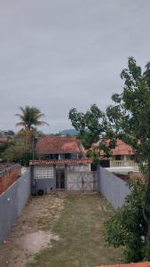 a house with a fence and a yard at Alzira casa completa Iguaba in Iguaba Grande