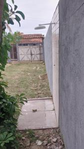 a frisbee is flying over a concrete wall at Alzira casa completa Iguaba in Iguaba Grande