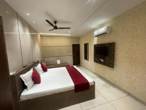 TV a/nebo společenská místnost v ubytování Hotel Highland Inn