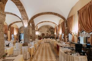 una hilera de mesas en una habitación con arcos en Hotel Il Cavalier D'Arpino, en Arpino