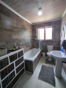 Et badeværelse på Zen-Vibes Holiday Home