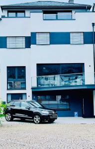 een zwarte auto geparkeerd voor een gebouw bij FeWo Mosel - Comfort & Relax in Treis-Karden