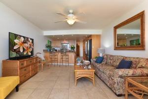 een woonkamer met een bank en een keuken bij Kahana Reef 117 · KR 117 Renovated OceanFront 1BD w Ocean Views in Kahana