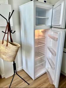 un frigorifero bianco con la porta aperta e un cestino dentro di 2 ch - 20 min Disney - 25 min CDG - 45 min Paris a Meaux