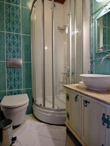 ein Badezimmer mit Dusche, Toilette und Waschbecken in der Unterkunft Hotel Des Etrangers - Special Category in Canakkale + 56 Fotos