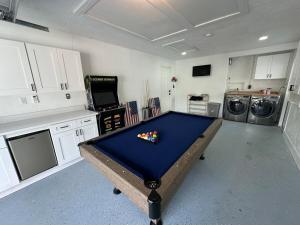 een keuken met een pooltafel in het midden van een kamer bij Hidden Haven in St Petersburg