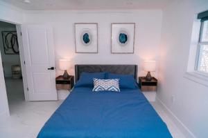 een slaapkamer met een blauw bed en 2 lampen bij Hidden Haven in St Petersburg +47 foto's