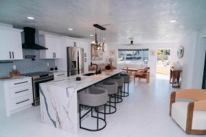 een keuken met een groot eiland met barkrukken bij Hidden Haven in St Petersburg