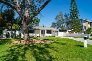 een huis met een boom in een tuin bij Hidden Haven in St Petersburg