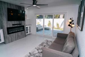 een woonkamer met een bank en een flatscreen-tv bij Hidden Haven in St Petersburg