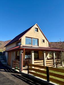 ein Haus mit einem Zaun davor in der Unterkunft Vikendica MILA in Kolašin