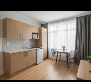 Una cocina y un comedor con mesa y sillas. en Polen Apart, en Arsuz