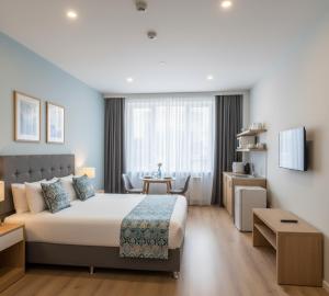 una habitación de hotel con una cama y una mesa en Polen Apart, en Arsuz