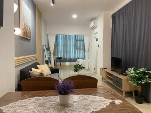 Μια τηλεόραση ή/και κέντρο ψυχαγωγίας στο Borneo Hideaway - Manhattan Suites, ITCC