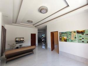 ein Wohnzimmer mit einer Uhr an der Decke in der Unterkunft Vang Vieng Cozy Villa in Vang Vieng