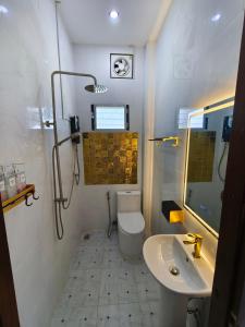 ein Badezimmer mit Toilette und Waschbecken in der Unterkunft Vang Vieng Cozy Villa in Vang Vieng