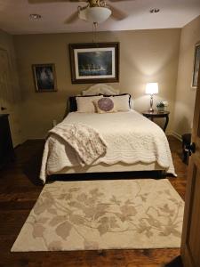 Postel nebo postele na pokoji v ubytování The Lodge at Harmony Oaks