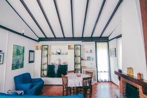een woonkamer met een tafel en een blauwe stoel bij Casa Elena in Castelveccana +23 foto's