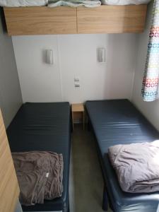 une petite pièce avec deux lits superposés dans l'établissement mobil home 4 personne, à Houlgate