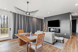 a living room with a dining table and a couch at Primrose - Cave Run Lake OR Red River Gorge KY in Wellington
