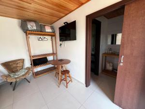 ein Zimmer mit einem Tisch und einem Stuhl in einem Zimmer in der Unterkunft Pousada Jardim in Lauro Müller