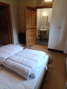 Ένα ή περισσότερα κρεβάτια σε δωμάτιο στο Venjans Campings Vandrarhem