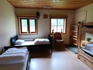 Ένα ή περισσότερα κρεβάτια σε δωμάτιο στο Venjans Campings Vandrarhem