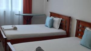 Ένα ή περισσότερα κρεβάτια σε δωμάτιο στο Mihrab Tamu stay-Nyali