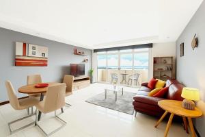 una sala de estar con un sofá y una mesa en Peaceful Escazu Getaway with Pool, Wi-Fi & Work Space, en Santa Ana