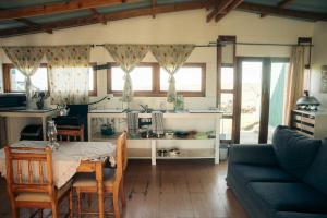 une cuisine et un salon avec une table et un canapé dans l'établissement Self-catering Furnished Holiday Cottage to rent Coffee Bay, à Coffee Bay 20 autres photos