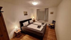 a bedroom with a bed and two tables and two lamps at Insellicht BRINKMANNHAUS - entspannend groß fast am Strand Sauna Terrasse Grill in Bansin