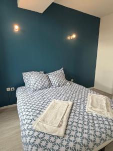 a bedroom with a bed with two towels on it at Appartement chaleureux, proche gare et monuments in Vienne