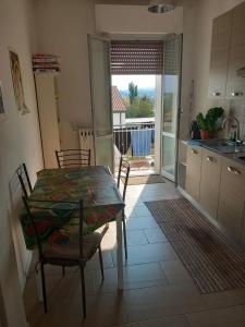 een eetkamer met een tafel en stoelen en een keuken bij Stay Bologna Room and free Parking in Ozzano dell Emilia