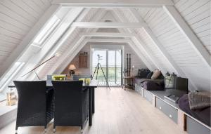 een zolderkamer met een tafel en een bank bij 3 Bedroom Stunning Home In Vestervig in Vestervig