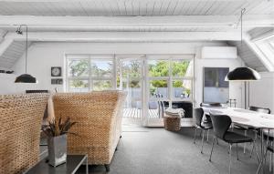 een witte woonkamer met een tafel en stoelen bij 3 Bedroom Stunning Home In Vestervig in Vestervig