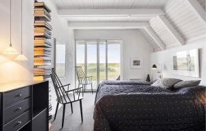 een slaapkamer met een bed, een bureau en stoelen bij 3 Bedroom Stunning Home In Vestervig in Vestervig