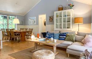 ホーンバックにあるGorgeous Home In Hornbæk With Wifiのソファとテーブルのあるリビングルーム