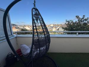 un hamac installé sur un balcon devant une fenêtre dans l'établissement Appart 8min à pied de la gare, au Mans