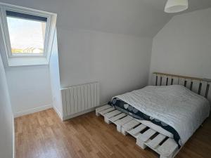 une petite chambre avec un lit et une fenêtre dans l'établissement Appart 8min à pied de la gare, au Mans