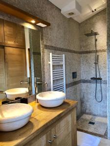 a bathroom with two sinks and a shower at Casetta di Asciaghju in Porto-Vecchio