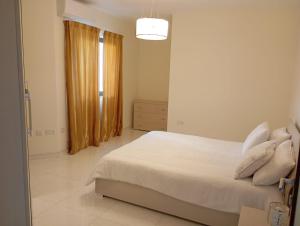 Una cama o camas en una habitación de Cozy penthouse