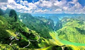 a view of a mountain valley with a river at Placement For Cloud Hunting in Suy Tung Su