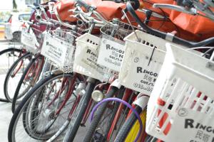 Una fila de bicicletas estacionadas una al lado de la otra. en Ringo's Foyer en Melaka