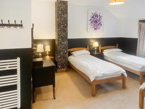 バンプトンにあるDuvale Barnのベッドルーム1室(ベッド2台、テーブル、ランプ2つ付) +48枚の写真