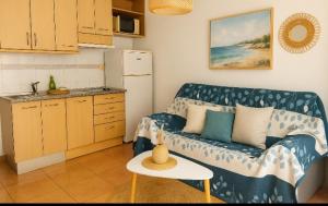 ein Wohnzimmer mit Sofa und Tisch in der Unterkunft Arguinegin Apartment Terrace Gran Canaria in Arguineguín