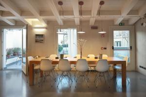 une salle de conférence avec une table et des chaises en bois dans l'établissement Hotel Le Nuvole Residenza d'Epoca, à Gênes