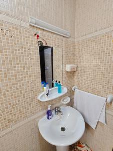 un baño con lavabo y espejo en Studio Available in MBZ Abu Dhabi, en Abu Dabi