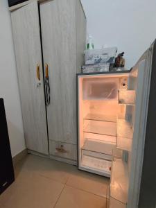 Un refrigerador vacío con la puerta abierta en una cocina. en Studio Available in MBZ Abu Dhabi, en Abu Dabi 12 fotos más
